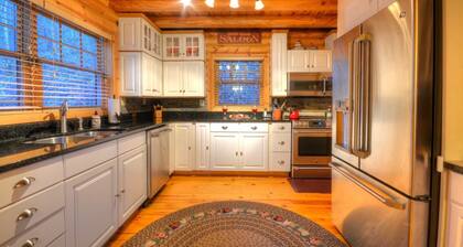 Nantahala Riverside 3 Bedroom Cabin by RedAwning