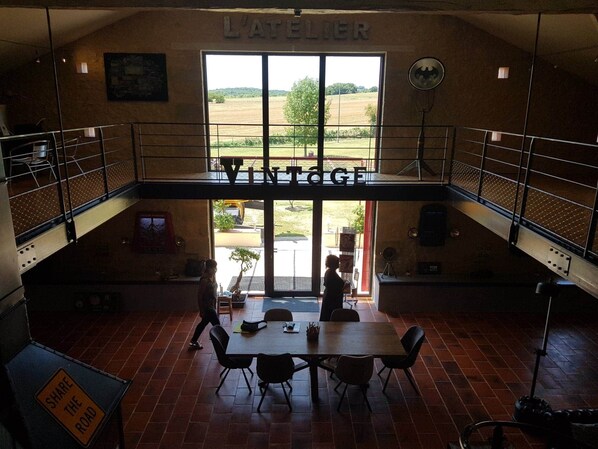 المنشأة من الداخل