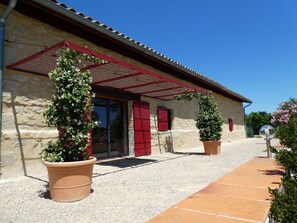 المنشأة من الخارج