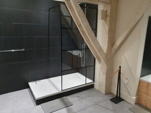 Baignoire, sèche-cheveux, bidet, serviettes fournies