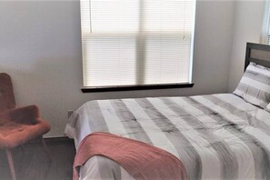 1 bedroom, iron/ironing board, WiFi - [614.5 B Jenkins] Stays! Studio close to OU, Downtown, Hip designer interior (Norman)
