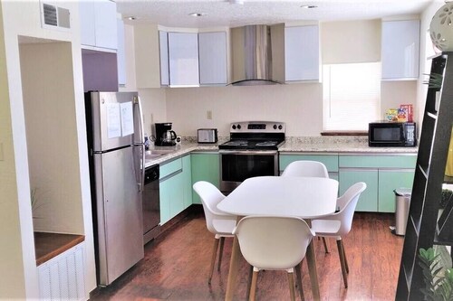 [614.5 B Jenkins] Stays! Studio close to OU, Downtown, Hip designer interior