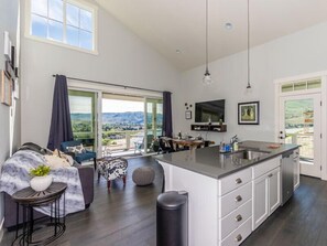 Smart TV, libros y estéreo