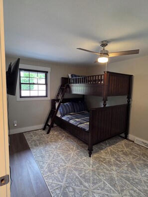 3 bedrooms, iron/ironing board, WiFi, bed sheets - Rare level lot with boat launch on site. Wood burning fireplace. Dog friendly. (Sunrise Beach)