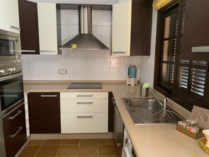 Een koelkast, een microgolfoven, een oven, een kookplaat