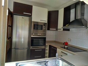 Kjøleskap, mikrobølgeovn, ovn og kokeplater