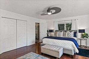 5 bedrooms, desk, iron/ironing board, travel crib