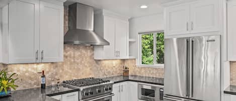 Réfrigérateur, micro-ondes, four, plaque de cuisson