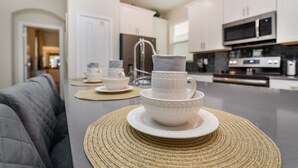 Kaffetrakter/tekoker, kjøleskap, mikrobølgeovn og ovn