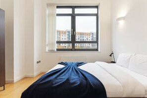 1 bedroom, internet, bed sheets - Beautiful 1-Bed Apt w/Balcony in Shepherd's Bush (London)