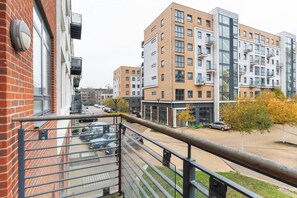 Un edificio de apartamentos moderno con varios pisos, ventanas amplias y balcones.