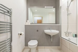 A bathroom with a toilet, sink, and shower. - Chic 1 BDR APT w Balcony in Shepherd's Bush (London)