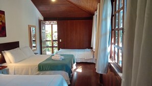 A room with two beds, wooden ceiling, and large windows with curtains. - Pousada Happiness - Ferradura (Búzios)