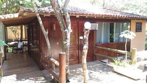 Cabaña clásica | Minibar, escritorio, wifi gratis y ropa de cama