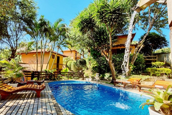 Piscina externa, espreguiçadeiras