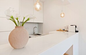 Wasserkocher mit Kaffee-/Teezubehör, Kühlschrank, Mikrowelle, Ofen