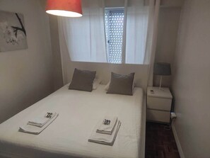 3 bedrooms, iron/ironing board, internet, bed sheets - Spacious Contemporary 3BDR Apartment (Alfornelos)