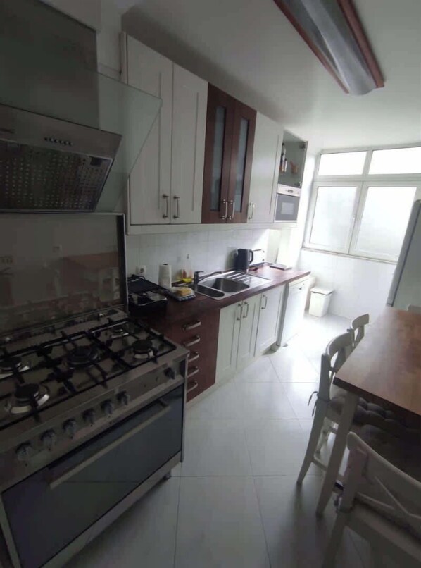 Fridge, microwave, oven, stovetop - Spacious Contemporary 3BDR Apartment (Alfornelos)