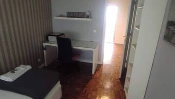3 quartos, ferros/tábuas de passar roupa, acesso à internet