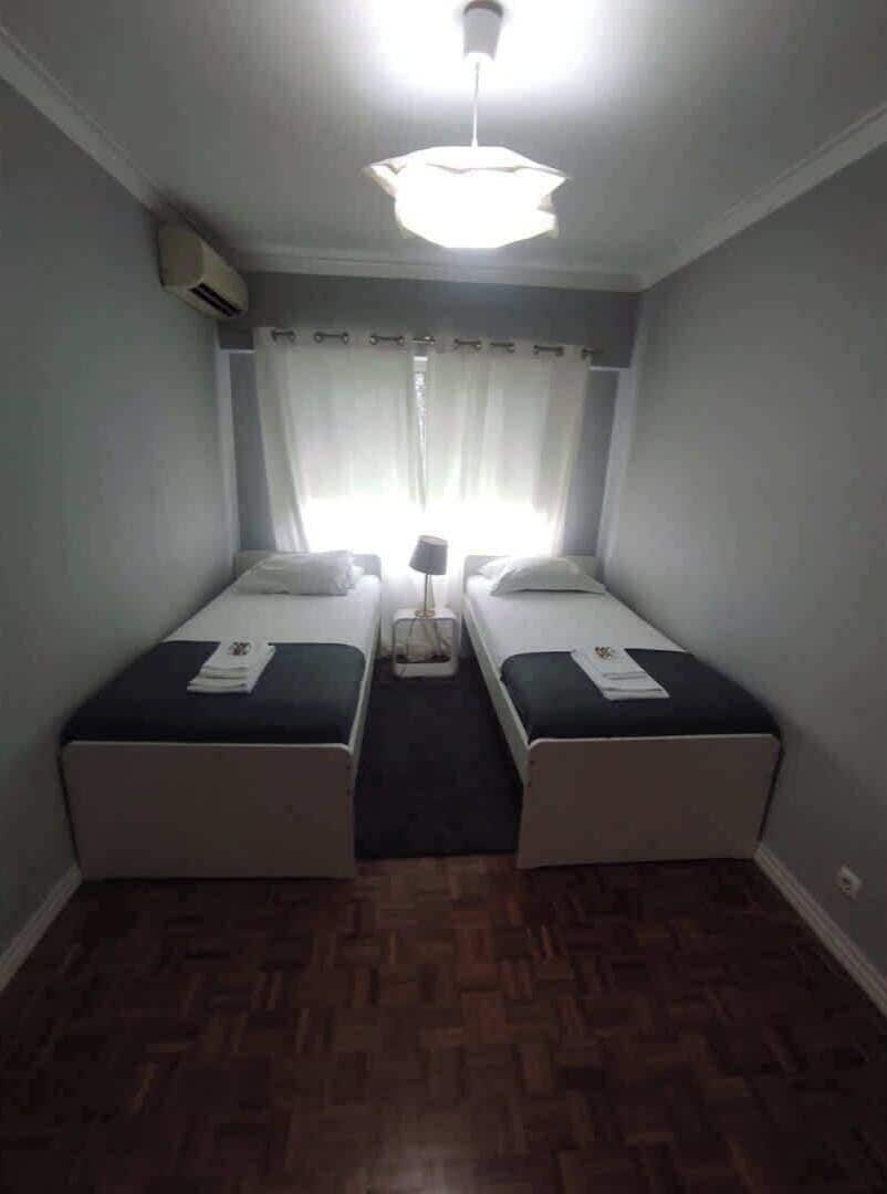 3 quartos, ferros/tábuas de passar roupa, acesso à internet