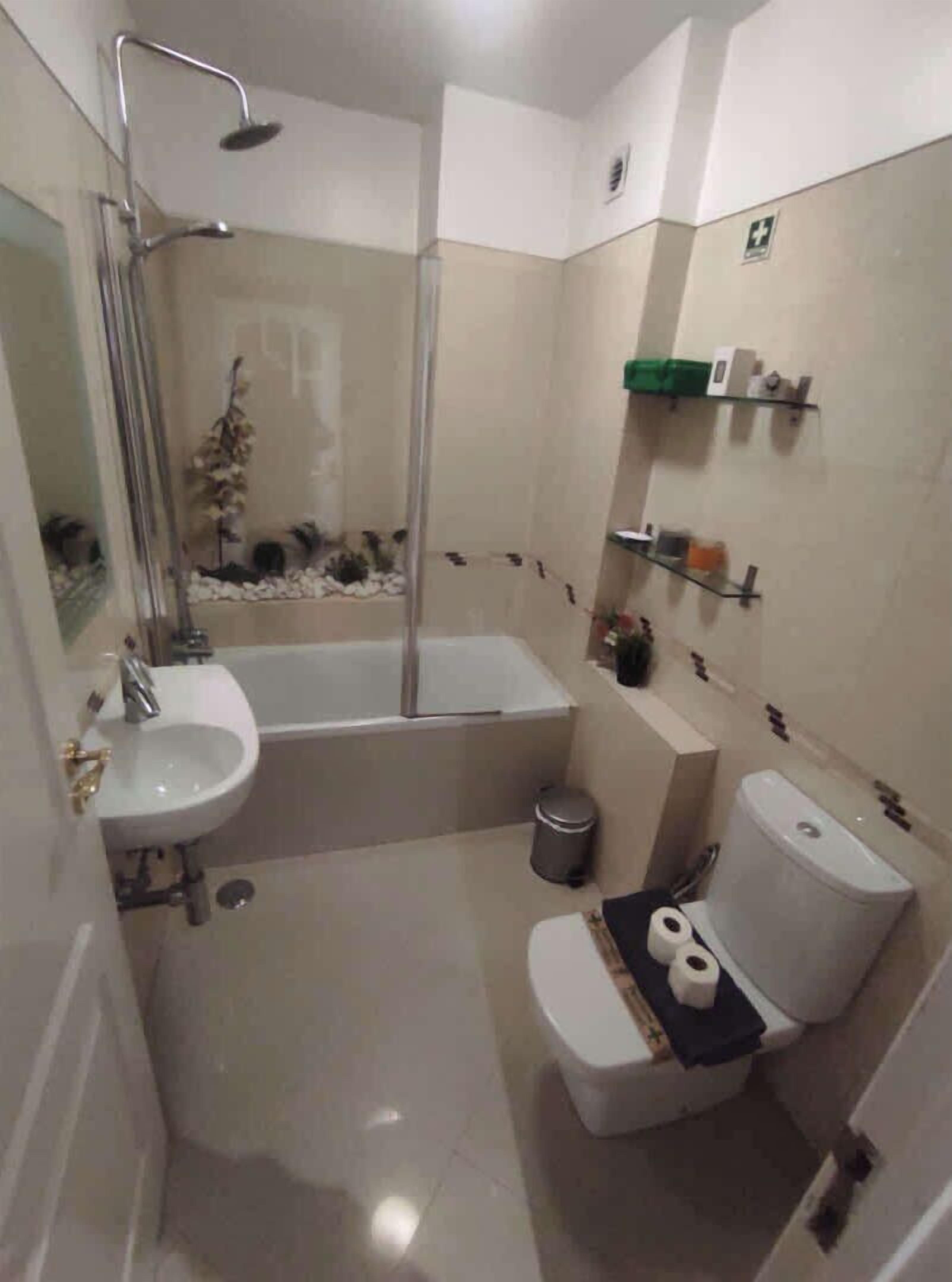 Banheira, secador de cabelo