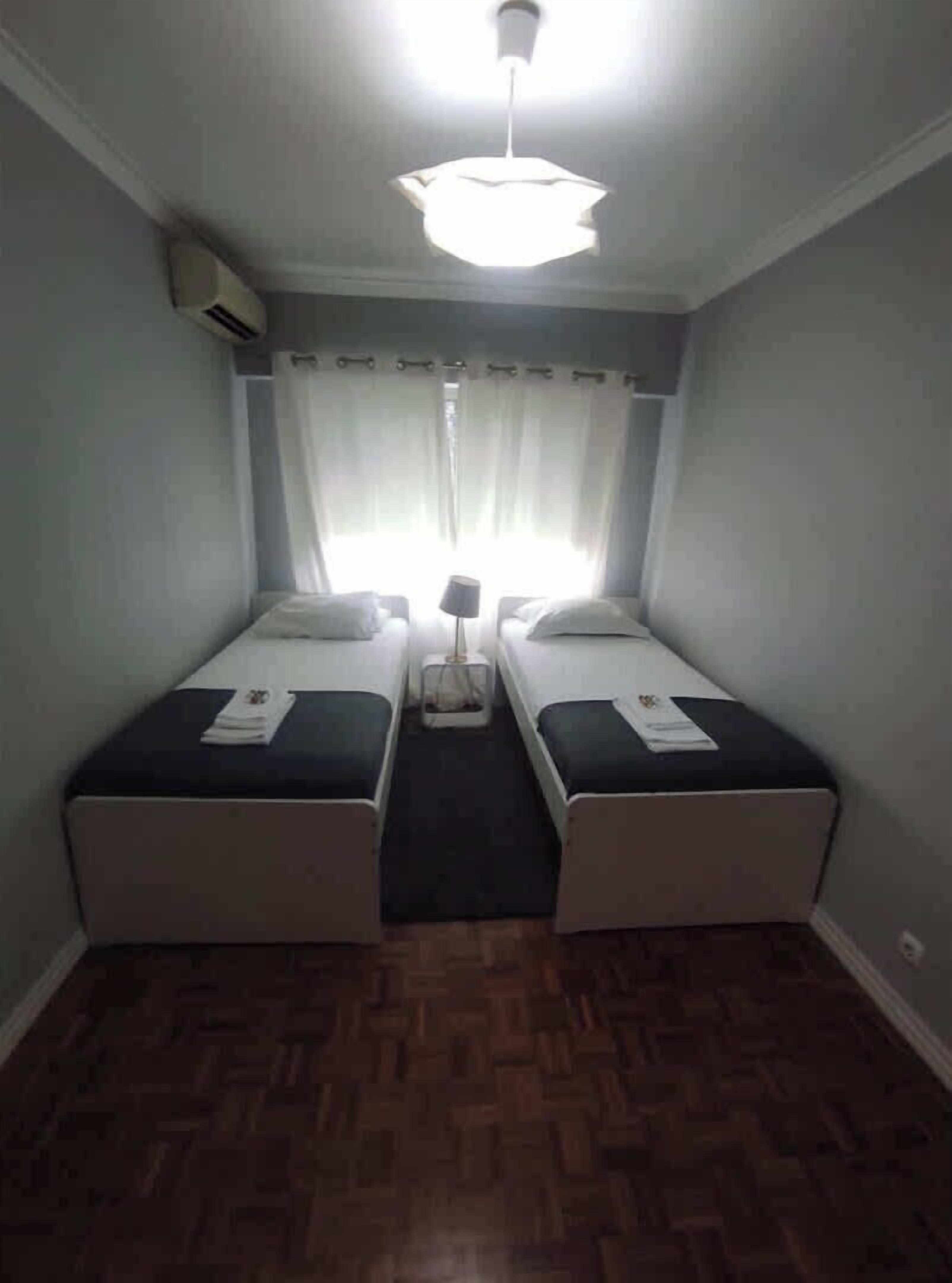 3 soverom, strykejern/-brett, internettilgang og sengetøy