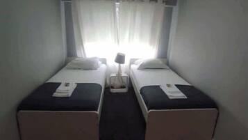 3 quartos, ferros/tábuas de passar roupa, acesso à internet