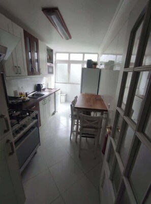 Frigorífic, microones, forn i placa de cuina 