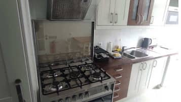 Geladeira, micro-ondas, fogão, cooktop