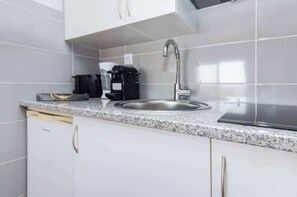 Geladeira, micro-ondas, fogão, cafeteira/chaleira