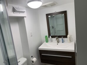 Toallas, jabón, papel de baño 