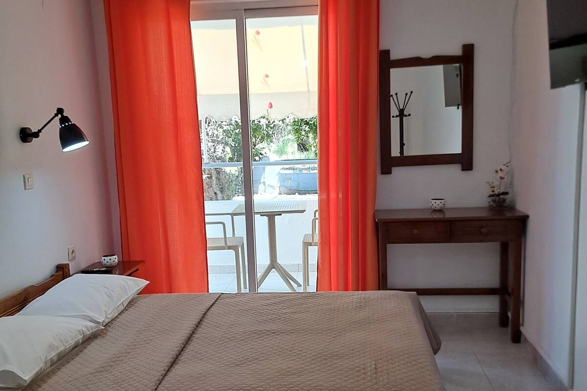 Basic Studio, Garden View, Garden Area | Soundproofing, free WiFi, bed sheets