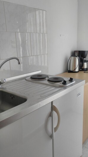 Estudio básico, vista al jardín, en el área del jardín | Cocina privada | Refrigerador con congelador, parrilla de estufa y tetera eléctrica