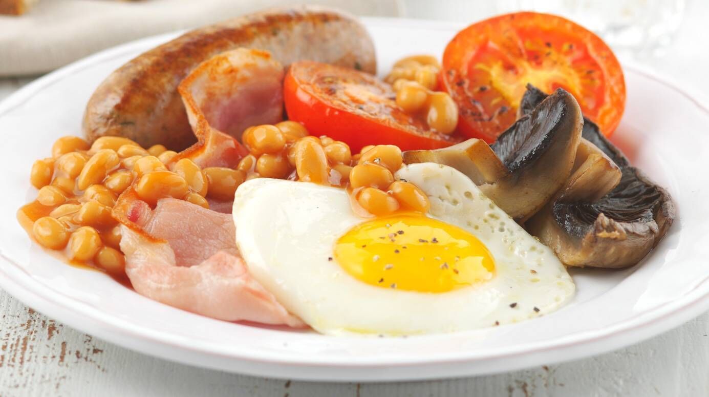 Un plat amb ous, botifarra, mongetes, tomàquets i bolets.