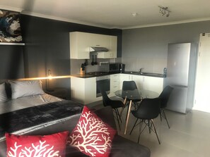 1 bedroom, iron/ironing board, WiFi - Newly Furnished Studio in Modern Secure Complex (Cape Town)