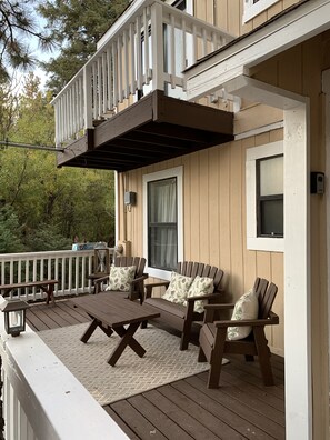 Terrace/patio - Charming cabin located near private lake (Green Valley Lake)