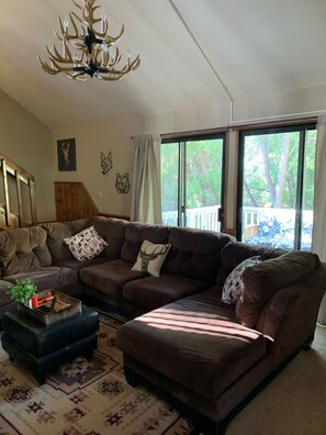 Smart TV, fireplace - Charming cabin located near private lake (Green Valley Lake)