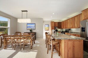 Fridge, microwave, oven, stovetop - The Riverside Sanctuary: Cozy Old Town Escape (Winter Park)