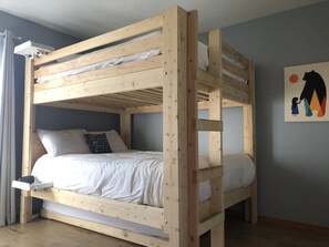 2 bedrooms, desk, WiFi, bed sheets