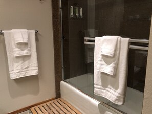 Duschwanne, Haartrockner, Handtücher, Seife