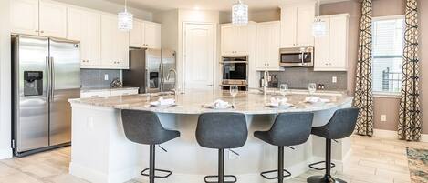 Refrigerador, microondas, horno, placa de cocina