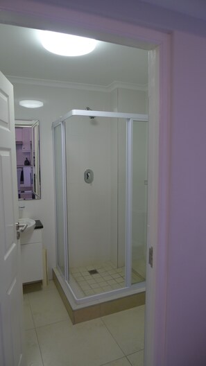 Sèche-cheveux, serviettes fournies, savon, papier toilette