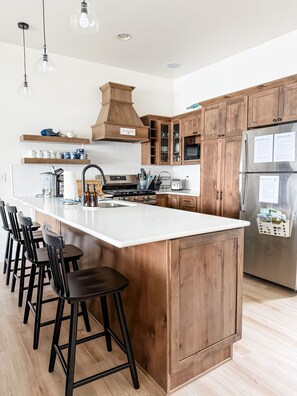 Kylskåp, mikrovågsugn, ugn och spishäll