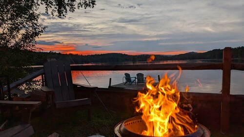 Family & Dog-Friendly Lakeside Retreat 15-min to Mount Sunapee