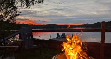 Family & Dog-Friendly Lakeside Retreat 15-min to Mount Sunapee