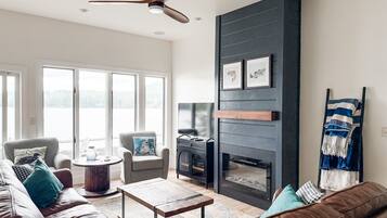 Smart TV, fireplace, books, stereo