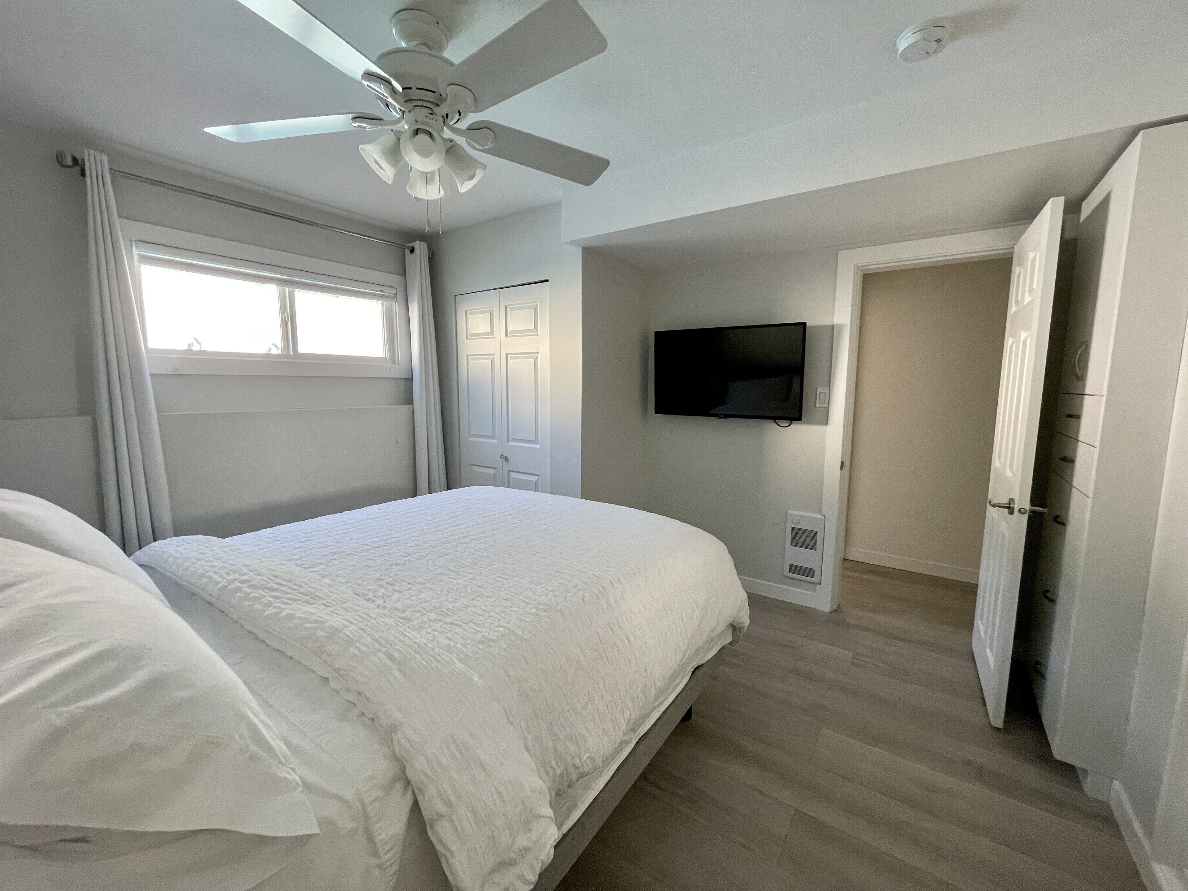 3 habitaciones, tabla de planchar con plancha y cuna de viaje 