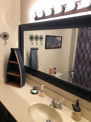 Bañera con ducha, secador de pelo, toallas, papel higiénico