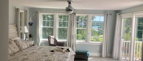 4 bedrooms, desk, iron/ironing board, free WiFi