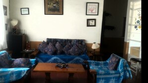 24-inch flat-screen TV with cable channels, TV, DVD player - Posada el paraiso (Tepoztlán)
